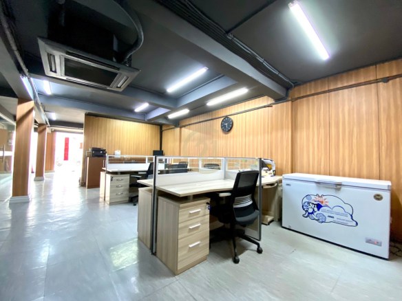 Good shophouse and office for rent in rothanak plaza with some furniture