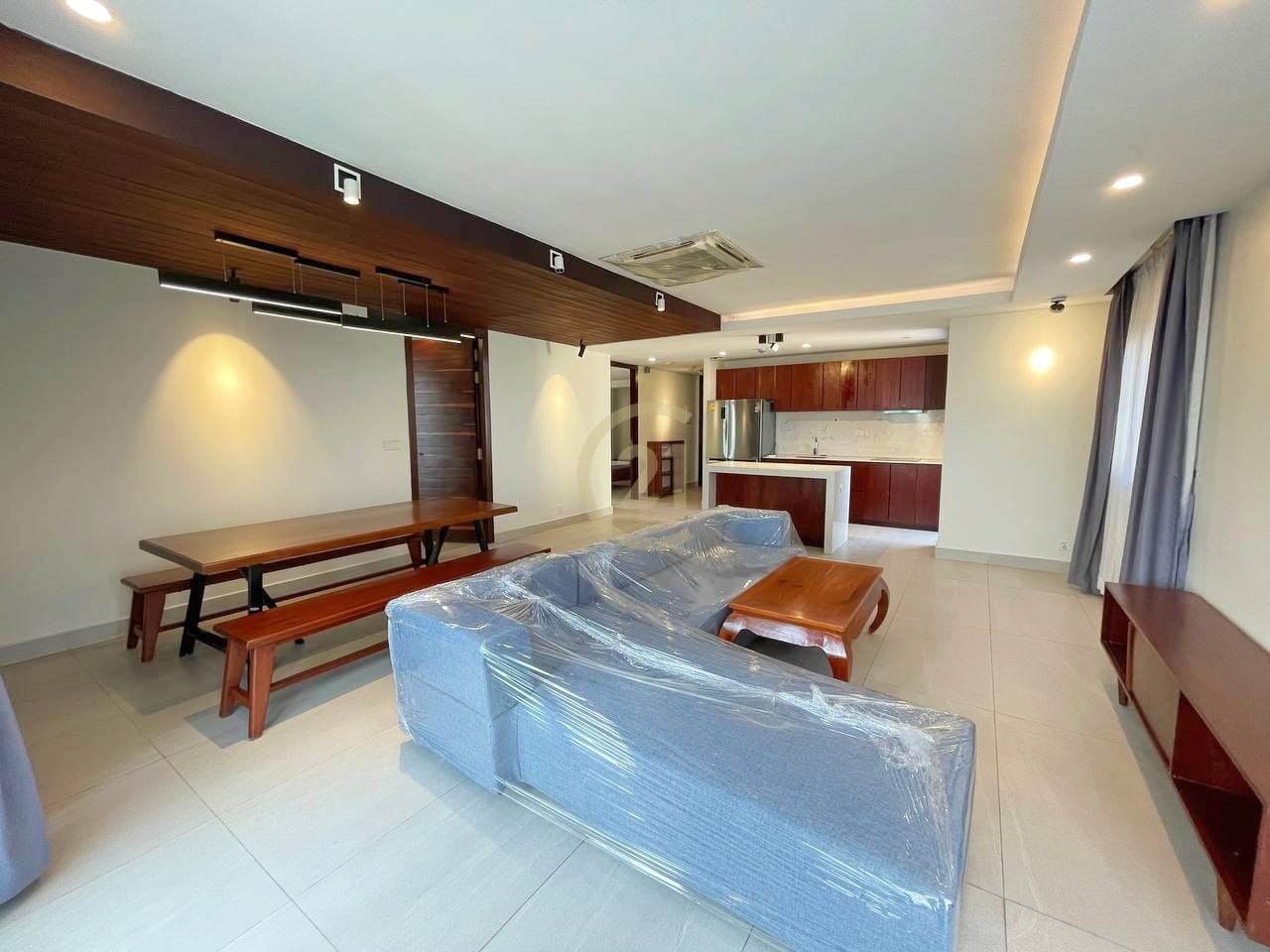 Two bedroom top floor apartment for rent in boeng trabek area