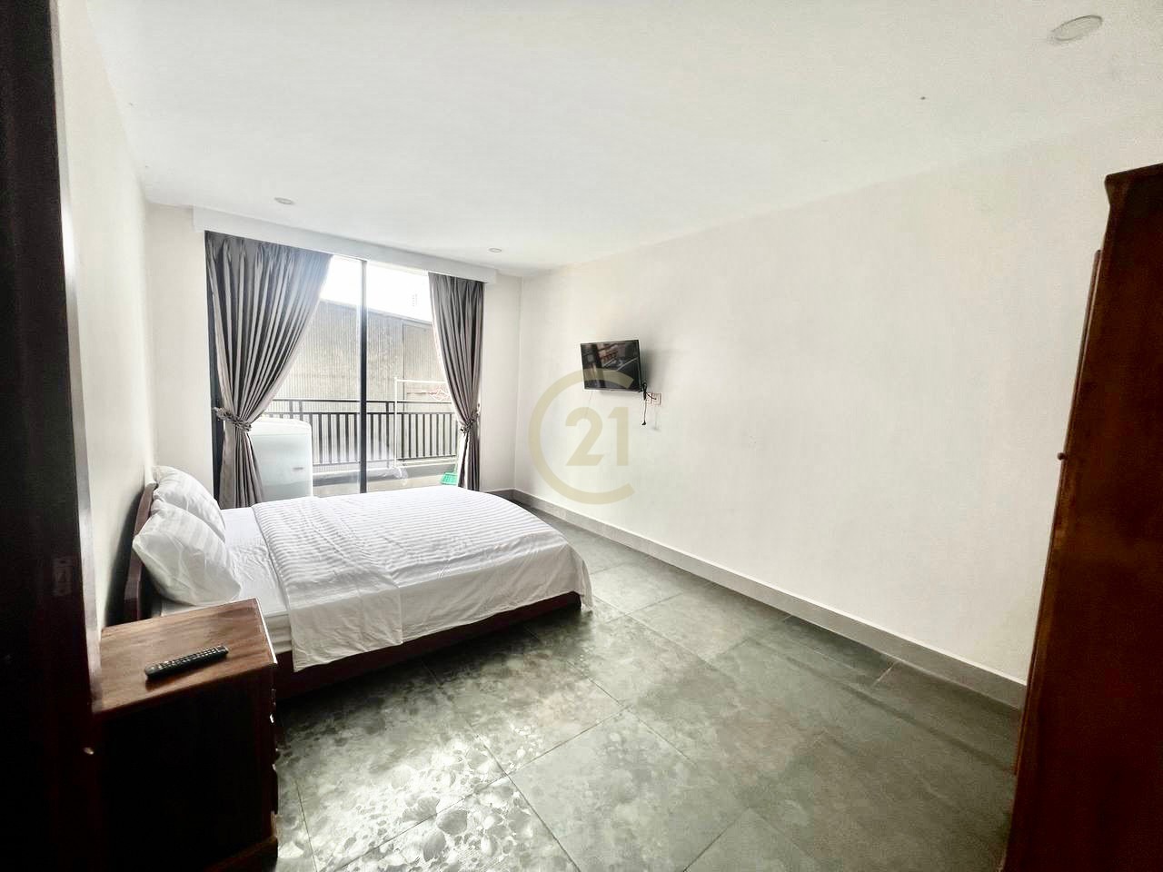 Two bedrooms takes 2min to  independence monument