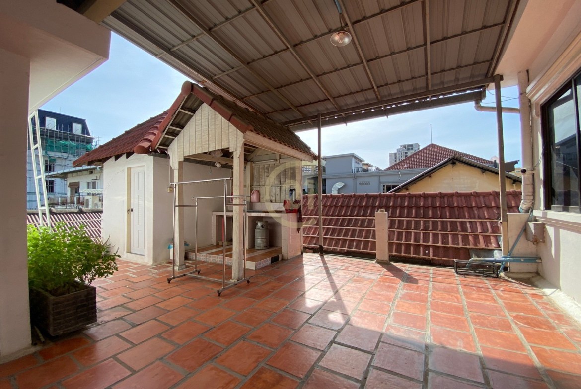 One bedroom for rent with big terrace in Doun Penh