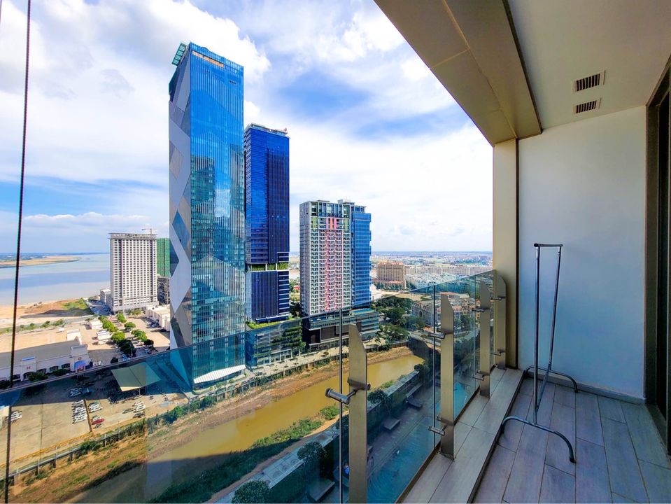 9 LUXERY THREE BEDROOM FOR RENT