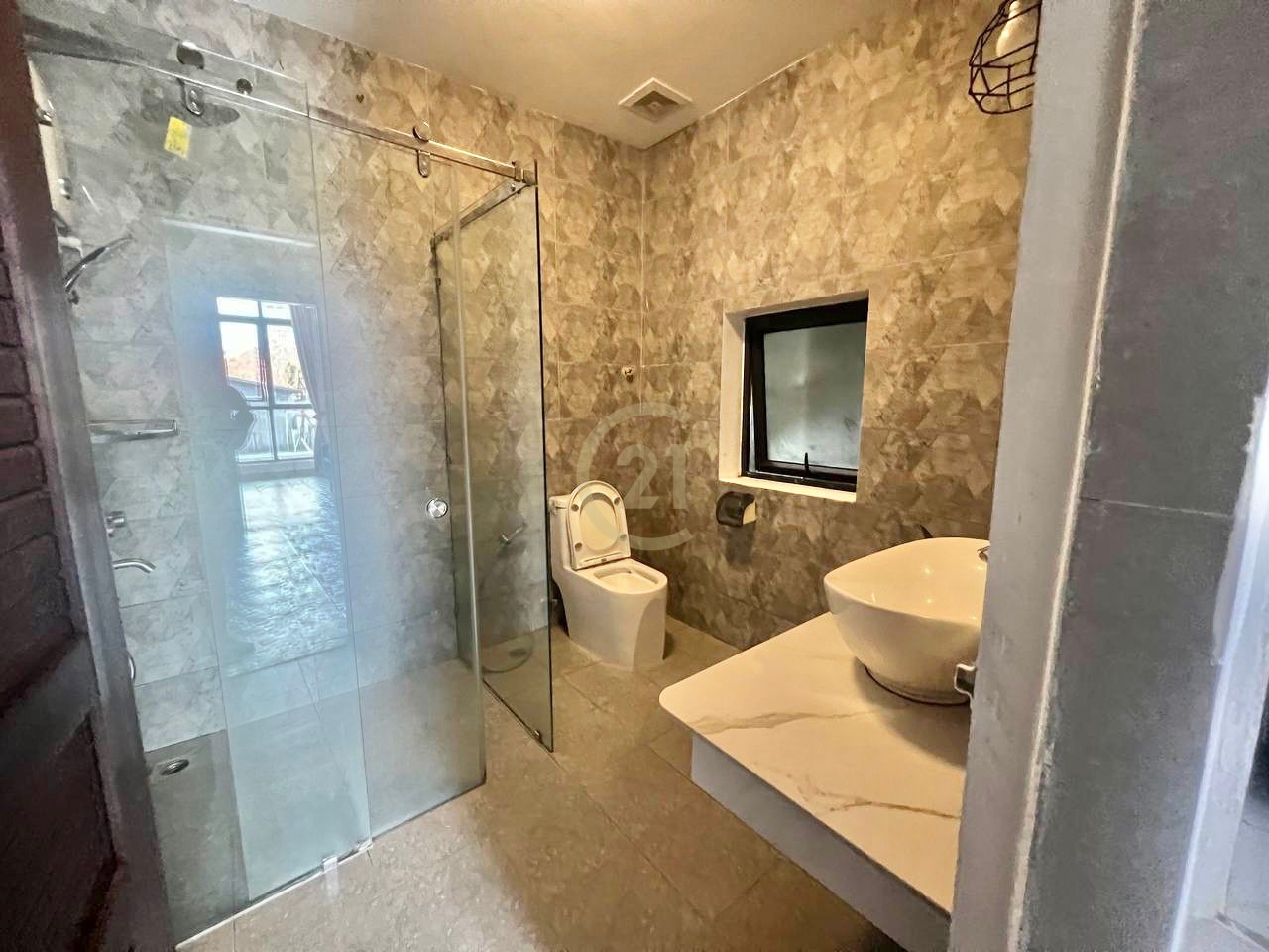 Two bedrooms takes 2min to  independence monument