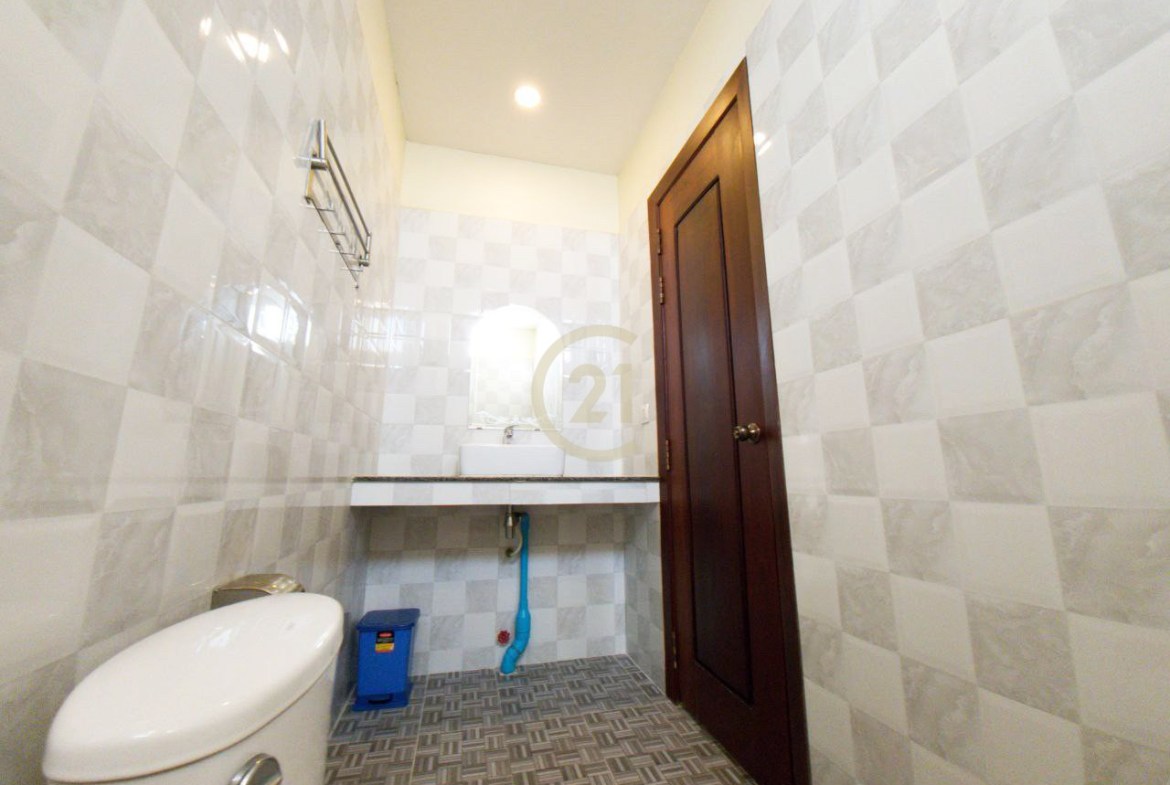 One bedroom for rent located just around 3 minutes from Russian Market!