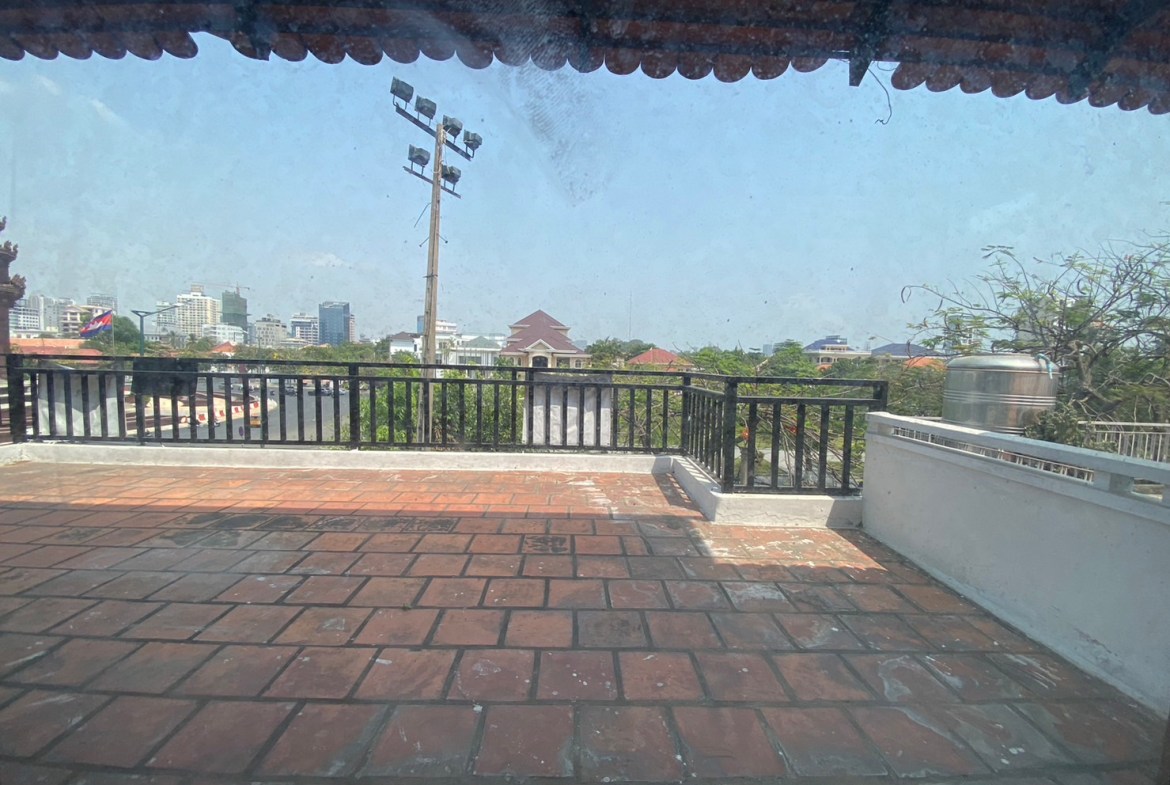 Expansive Commercial Villa for Rent in Prime Tonle Bassac Land