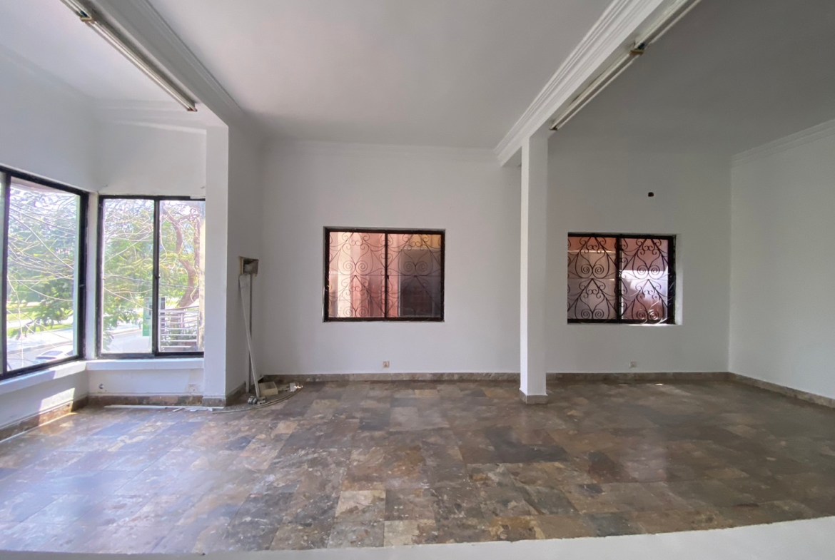 Expansive Commercial Villa for Rent in Prime Tonle Bassac Land