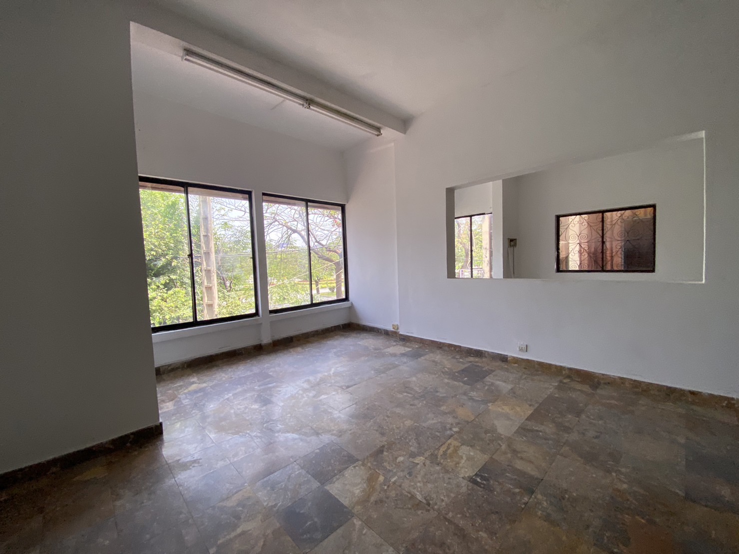 Expansive Commercial Villa for Rent in Prime Tonle Bassac Land
