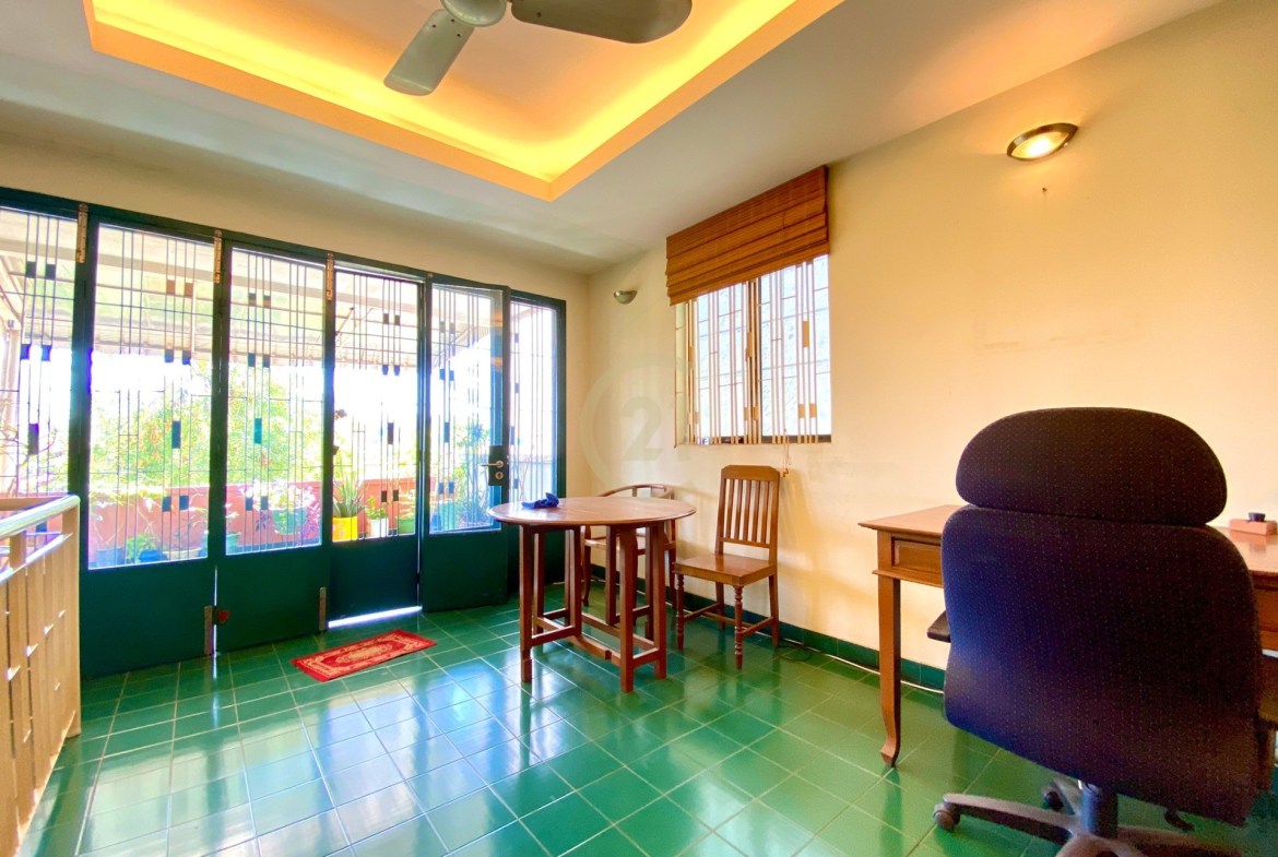 Townhouse two bedroom for rent at duan penh