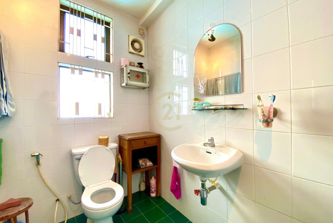 Townhouse two bedroom for rent at duan penh