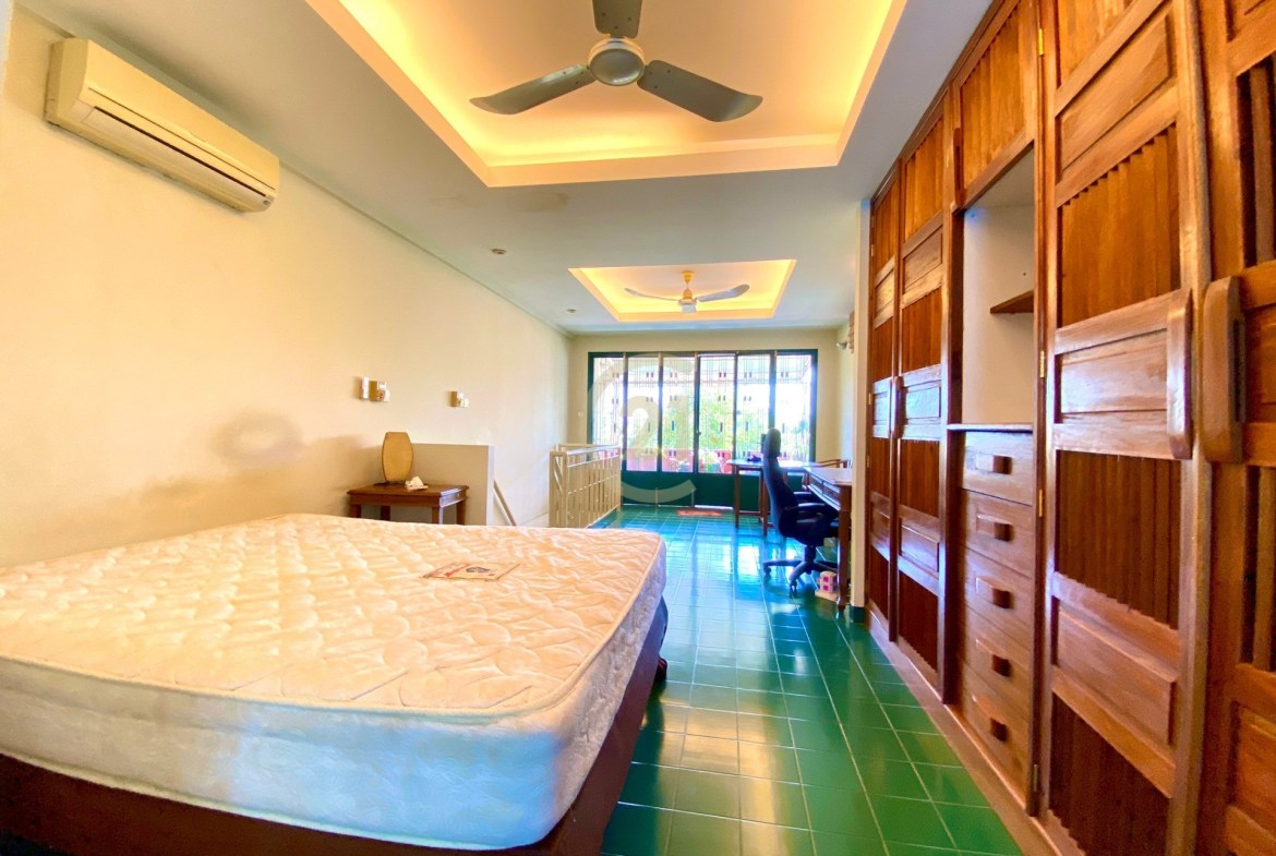Townhouse two bedroom for rent at duan penh