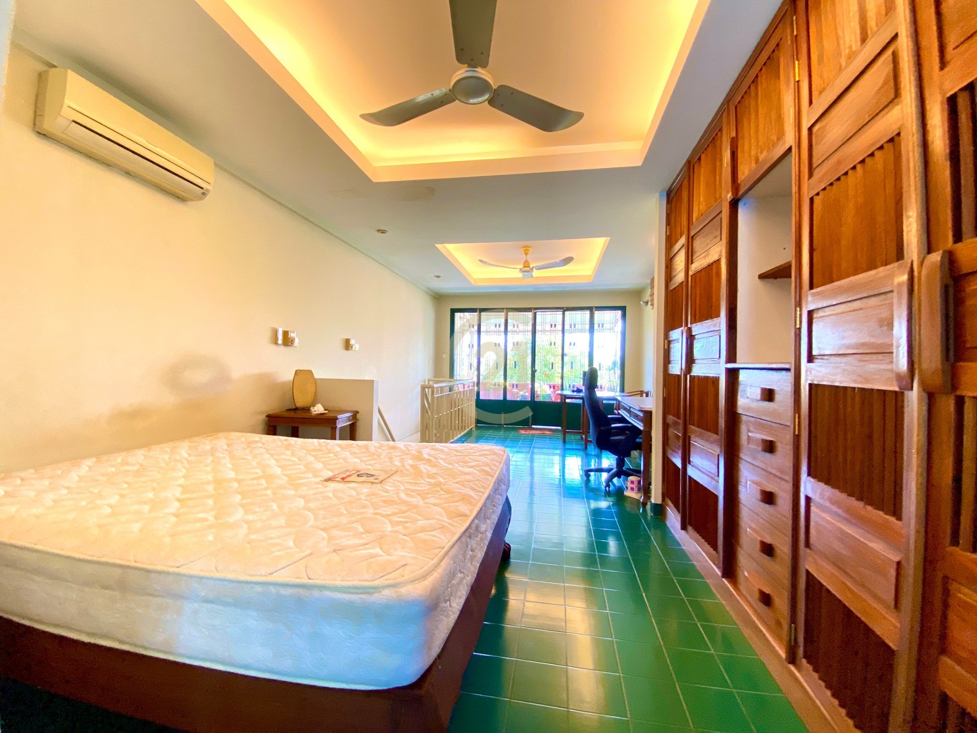 Townhouse two bedroom for rent at duan penh