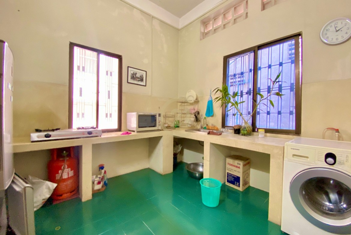 Townhouse two bedroom for rent at duan penh