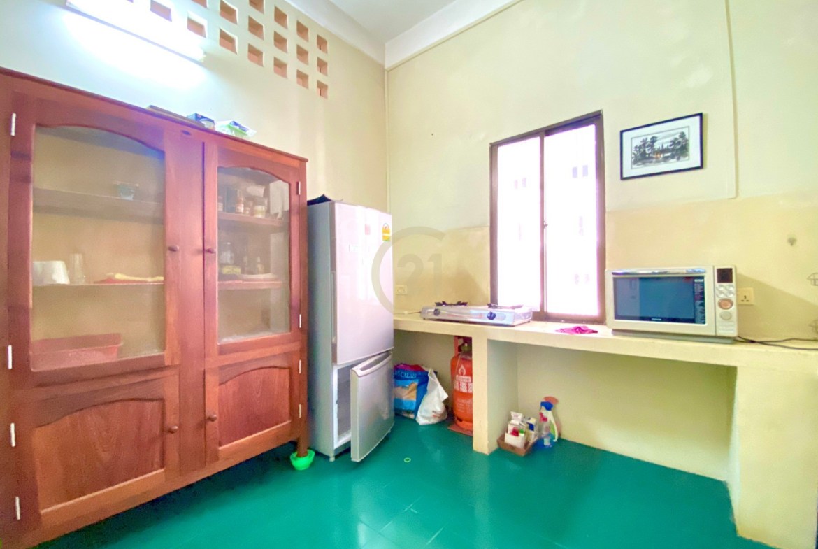 Townhouse two bedroom for rent at duan penh