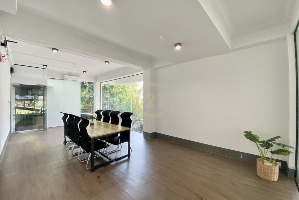 NICE OFFICE SPACE FOR RENT