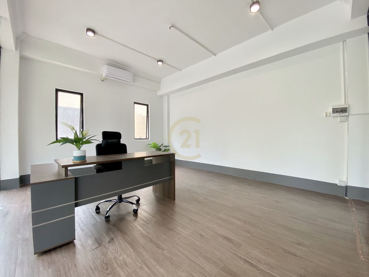 NICE OFFICE SPACE FOR RENT