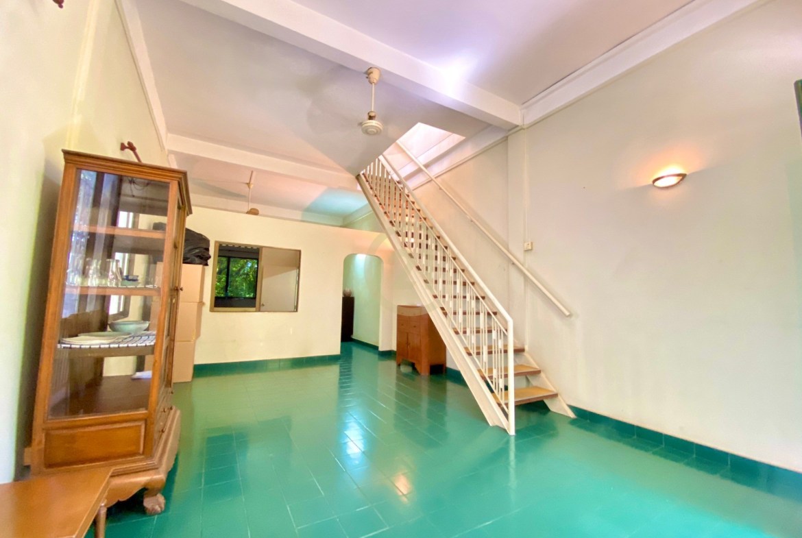 Townhouse two bedroom for rent at duan penh