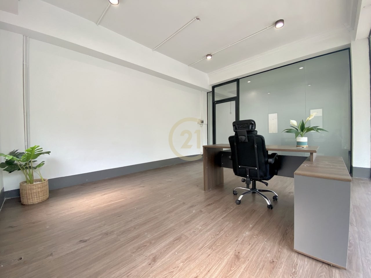 NICE OFFICE SPACE FOR RENT