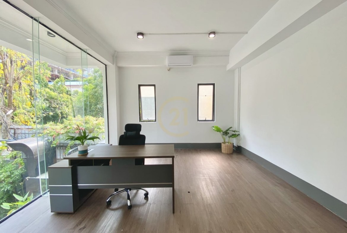 NICE OFFICE SPACE FOR RENT