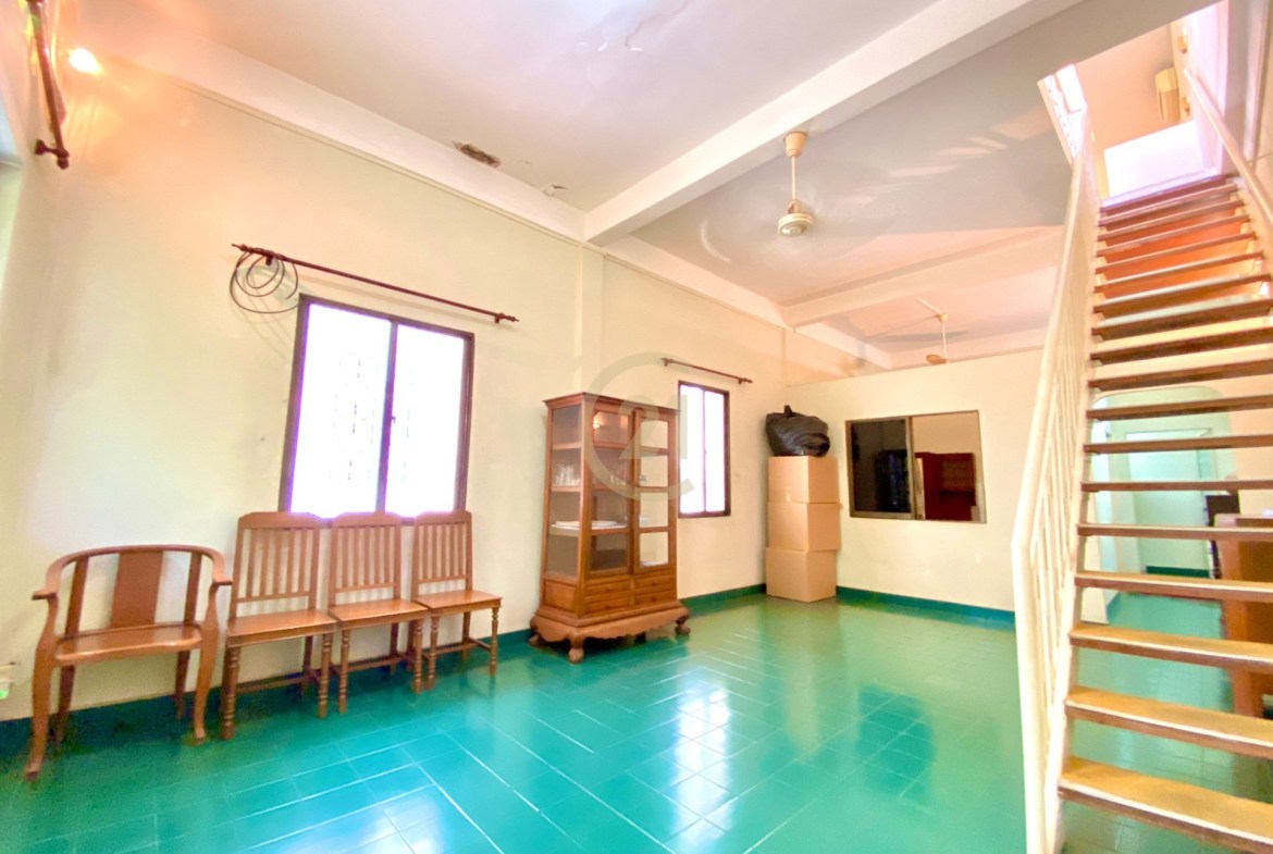 Townhouse two bedroom for rent at duan penh