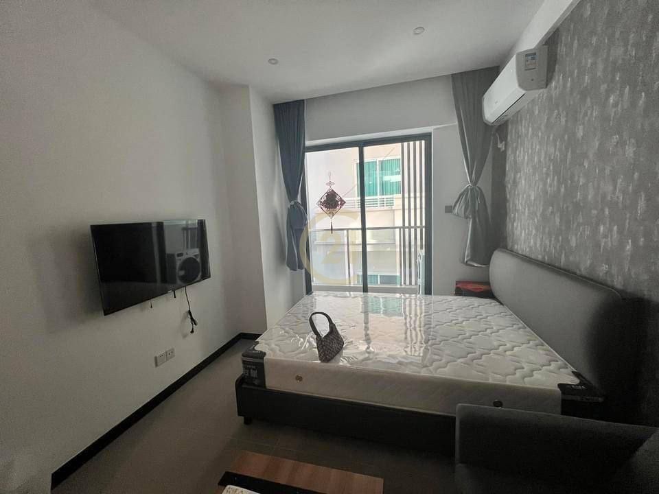 Modern Studio condo for rent at M Residence