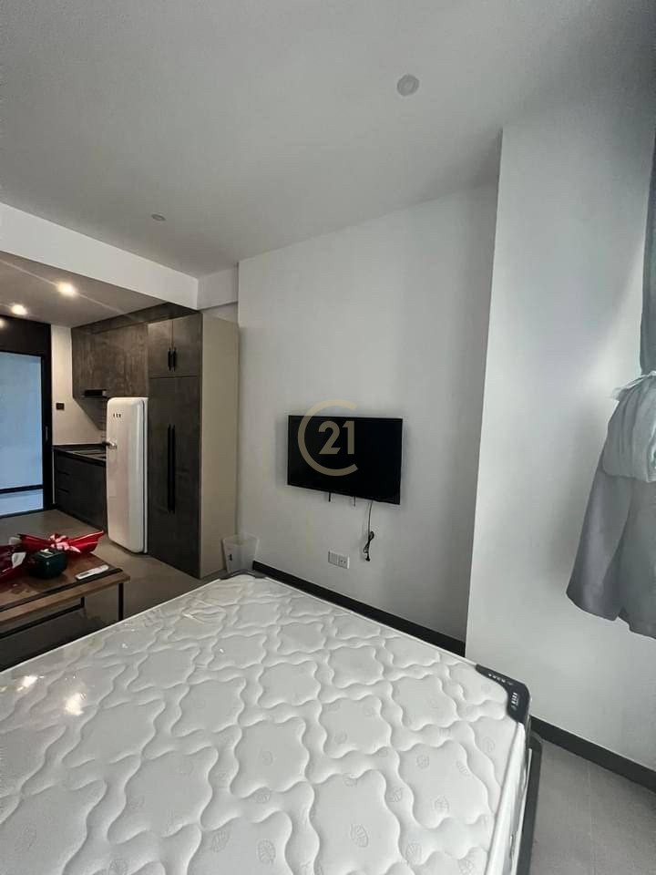 Modern Studio condo for rent at M Residence