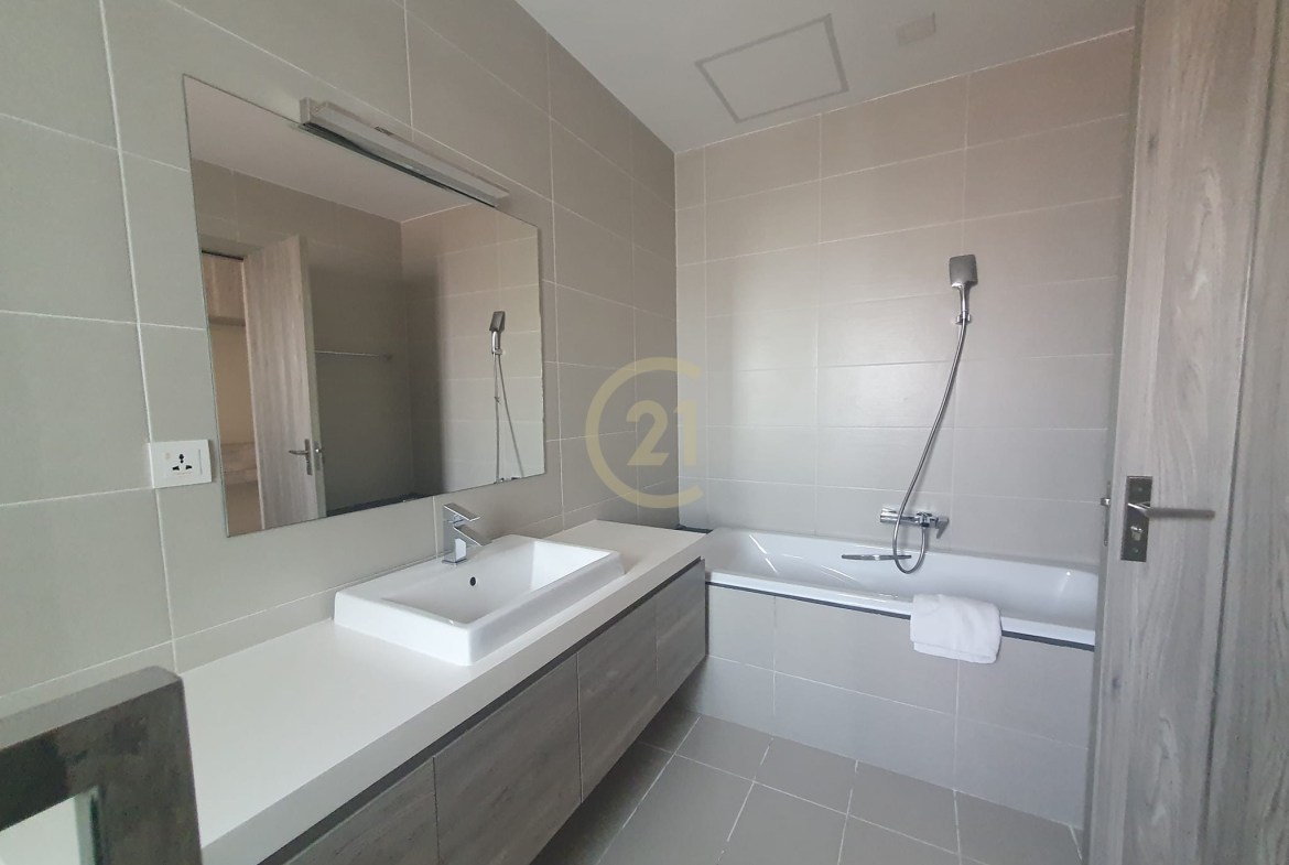 Beautiful 3 bedrooms Penthouse With Fully Furnished (TTP)