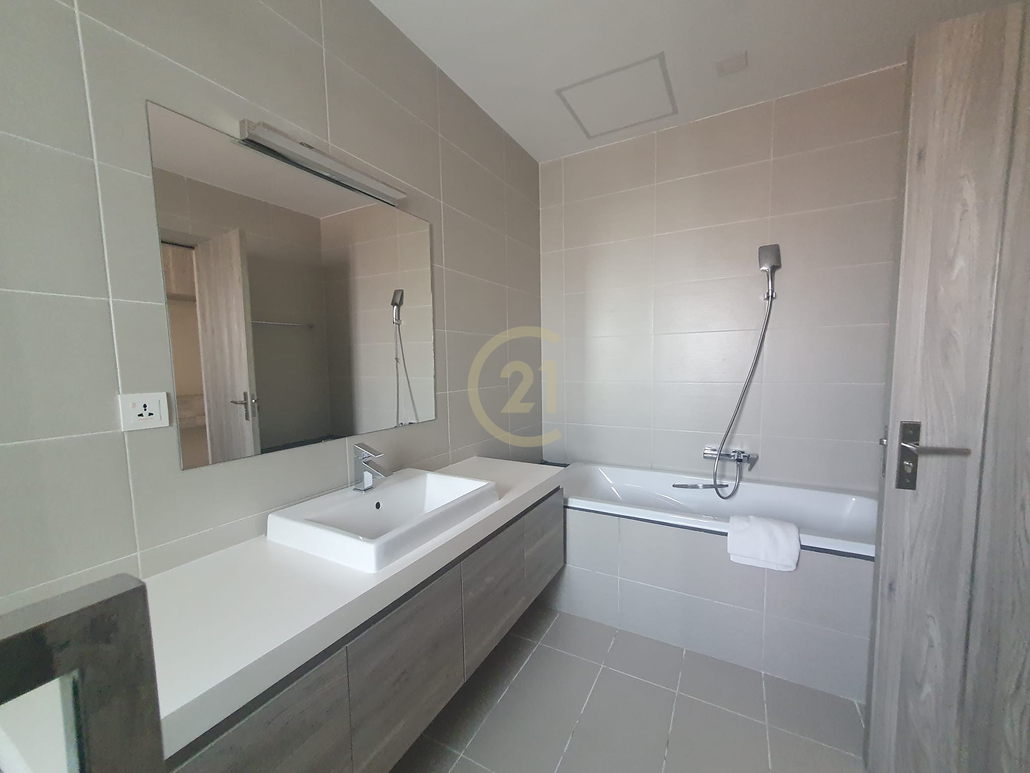 Beautiful 3 bedrooms Penthouse With Fully Furnished (TTP)