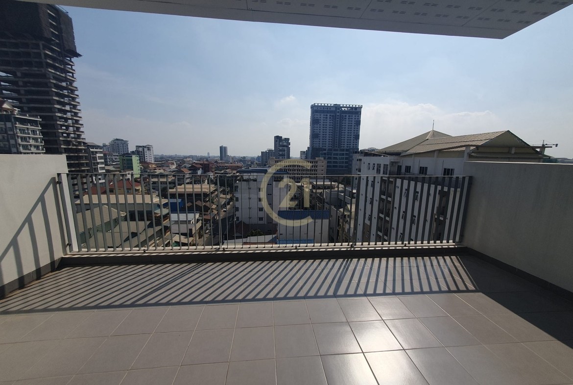 Beautiful 3 bedrooms Penthouse With Fully Furnished (TTP)