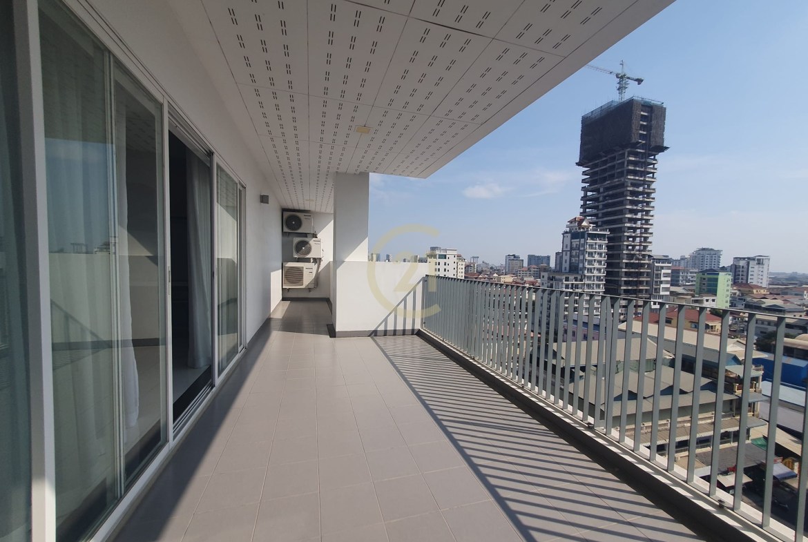 Beautiful 3 bedrooms Penthouse With Fully Furnished (TTP)