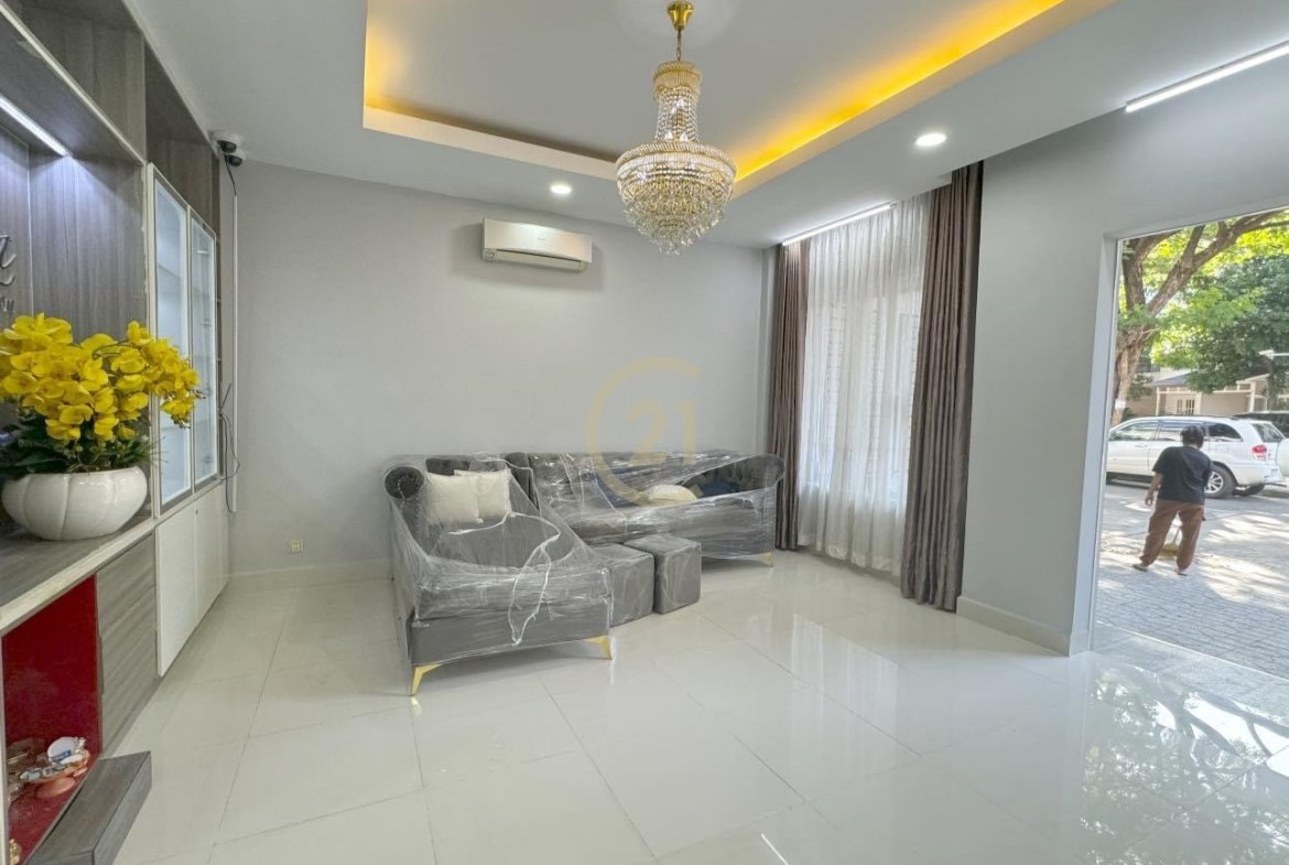 Beautiful Shophouse For Rent Located Peng Hout Beong Snor