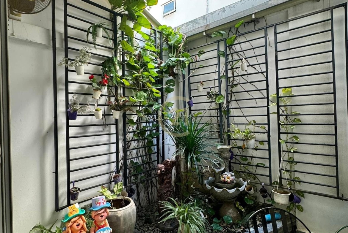 Beautiful Shophouse For Rent Located Peng Hout Beong Snor
