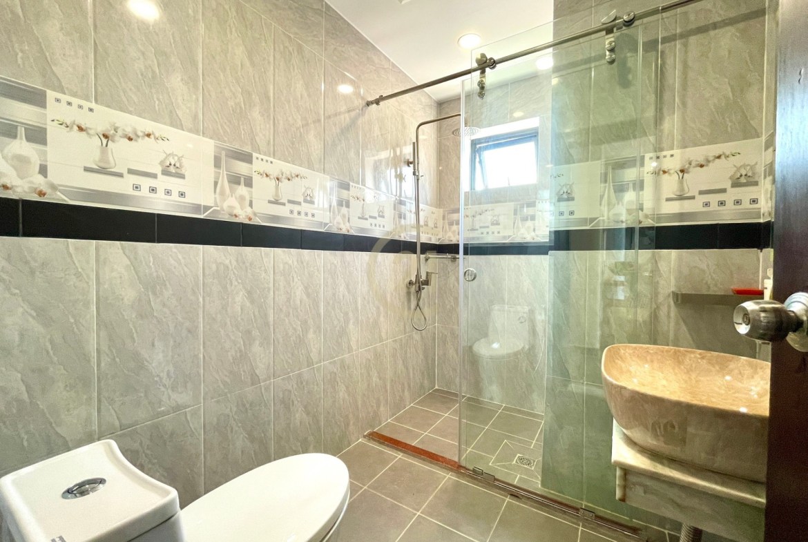 Luxury Two bedroom for rent at Toul Tom Poung