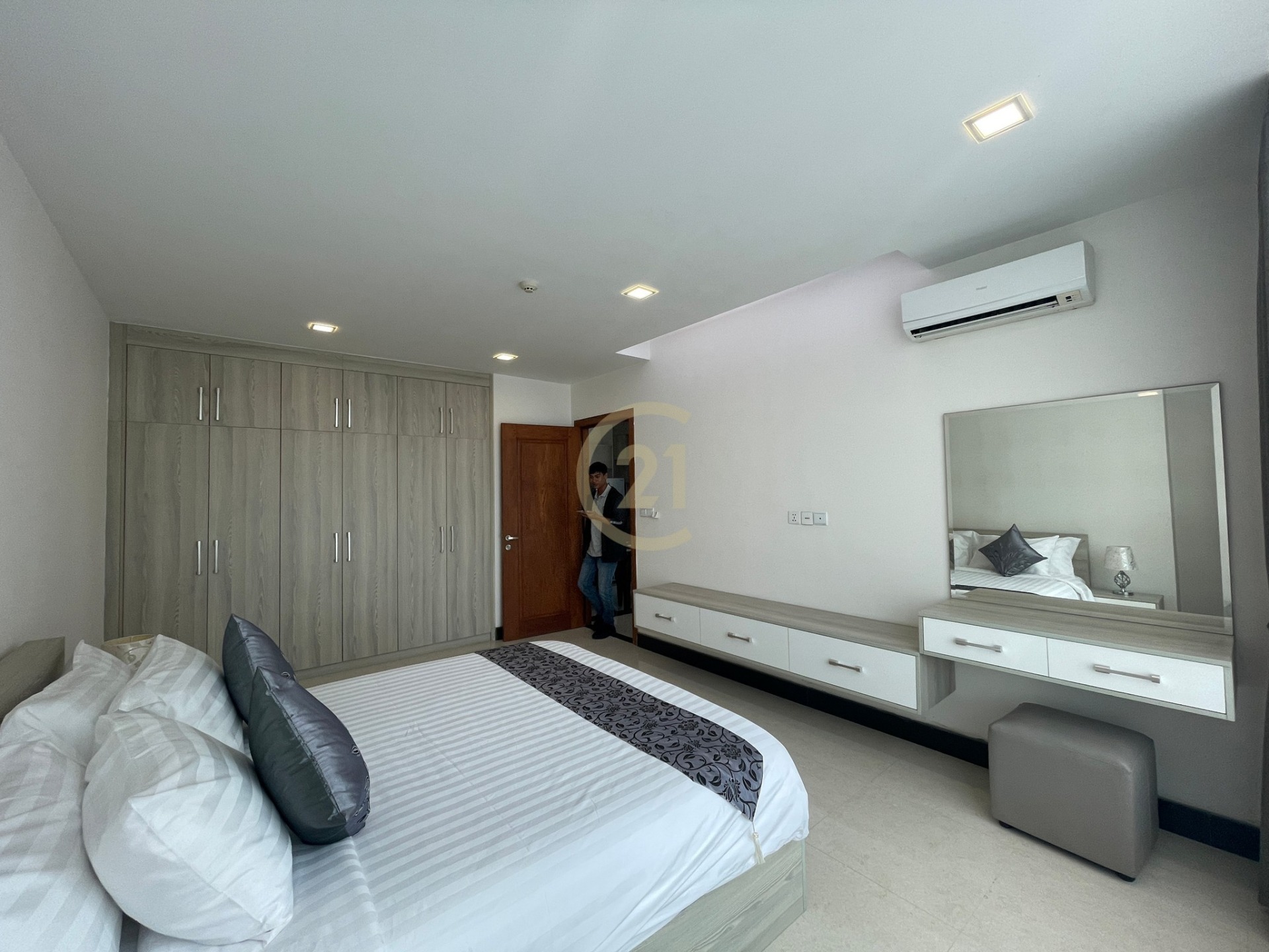 Spacious 2 Bedroom Available BKK3