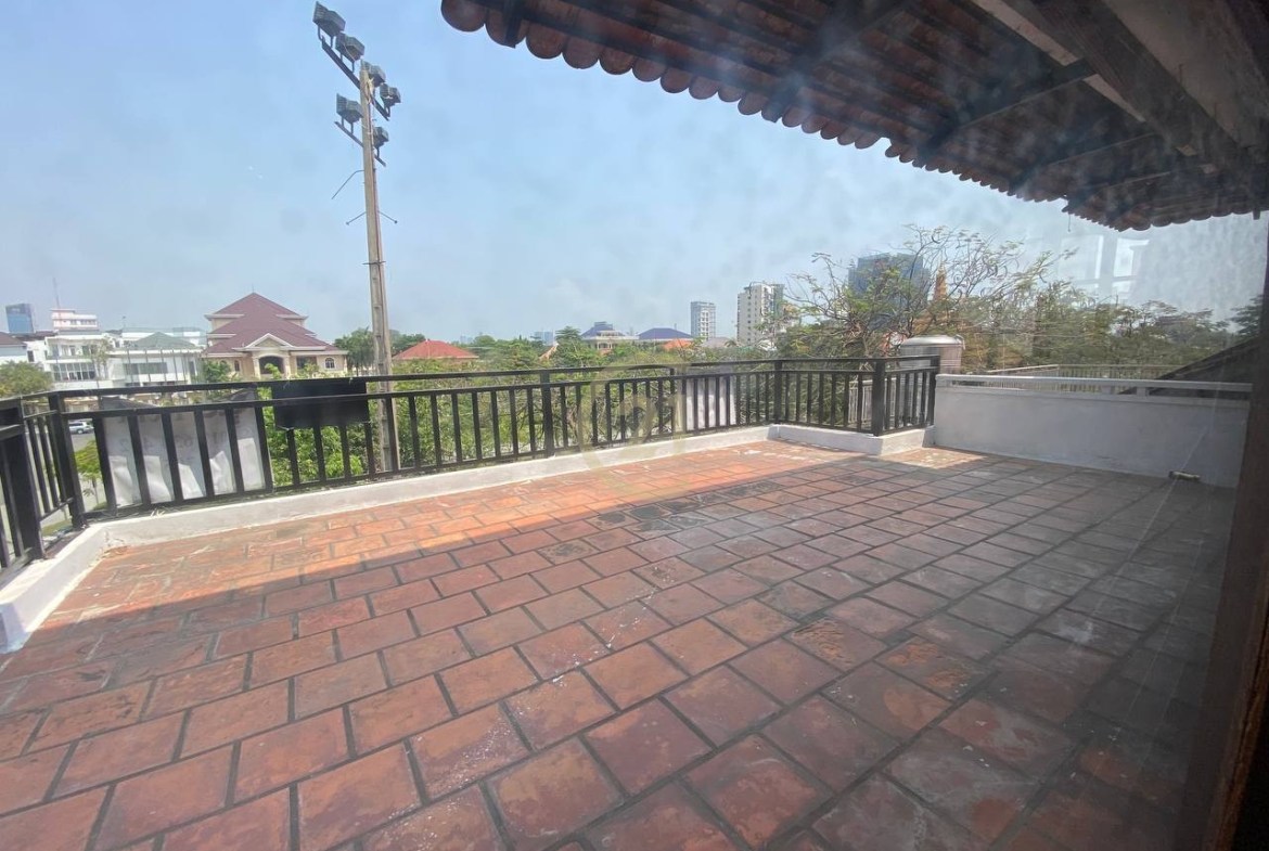 Villa Available In Tonle Bassac Land On Main Road