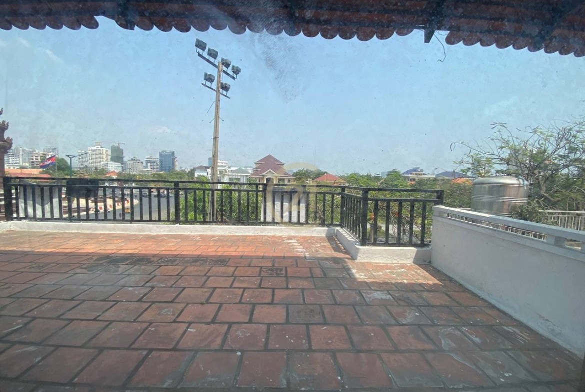 Villa Available In Tonle Bassac Land On Main Road