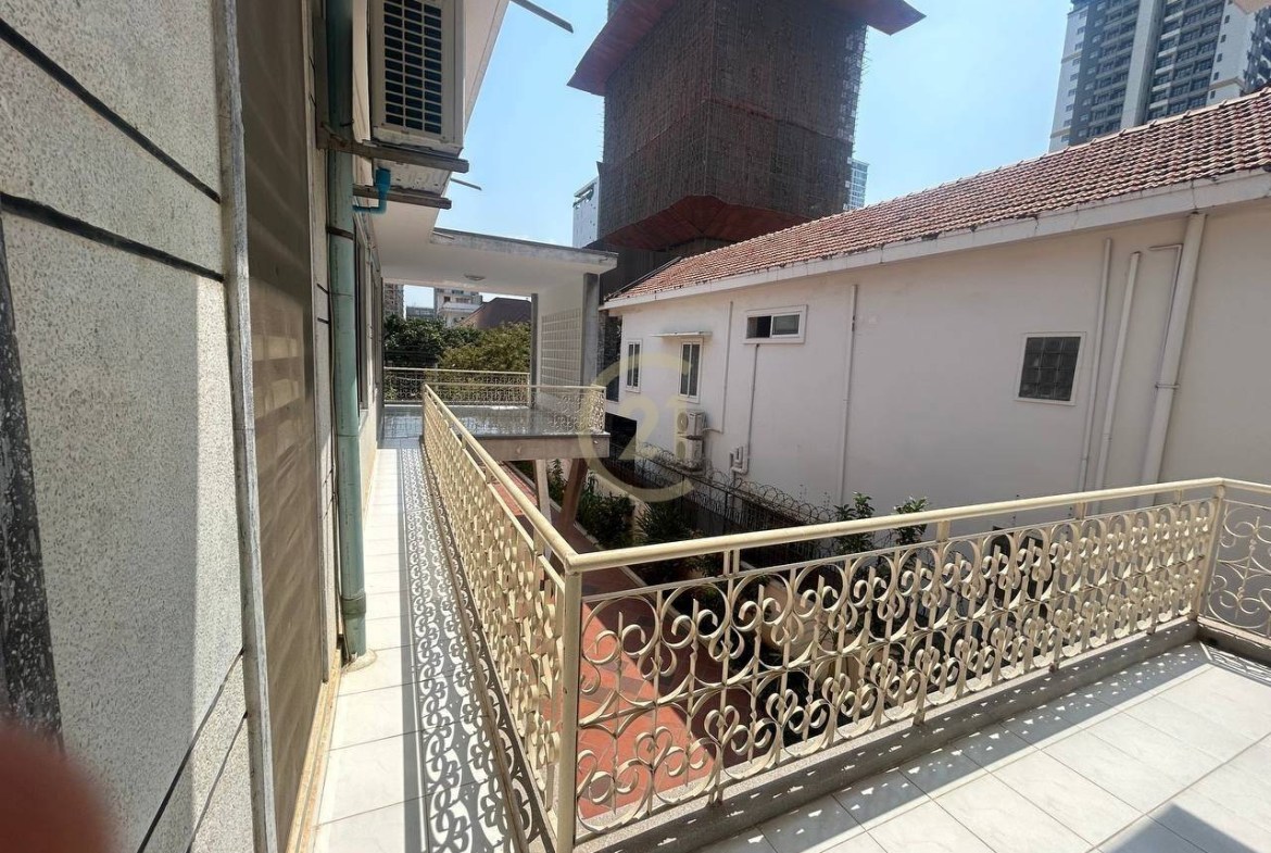 Nice House for rent at BKK1