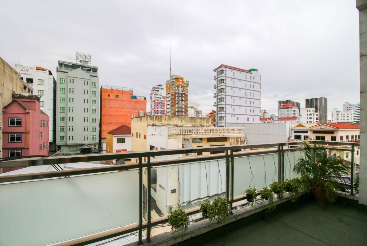 Spacious One Bed for rent In Toul Tom Poung