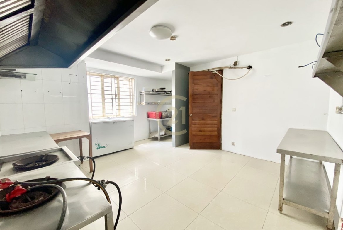 NICE SHOPHOUSE FOR RENT
