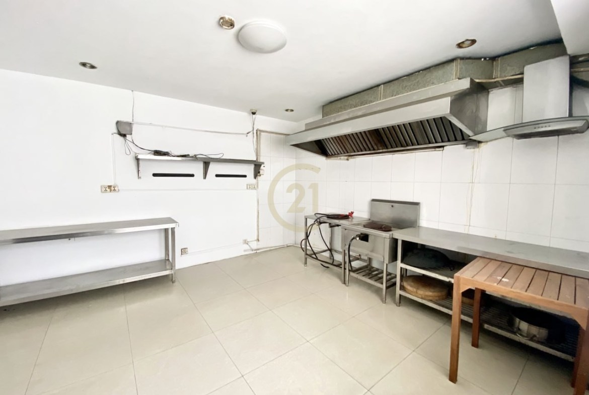 NICE SHOPHOUSE FOR RENT