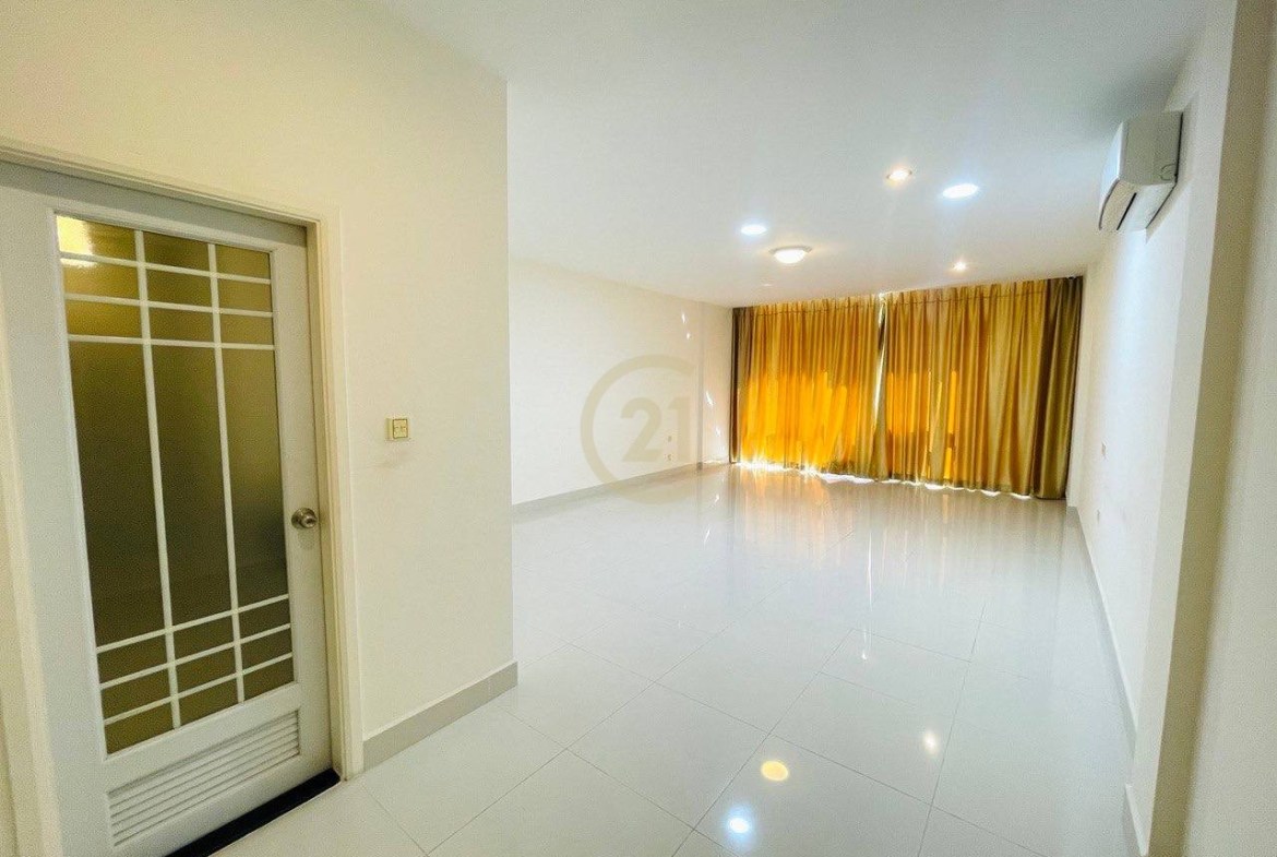 Shophouse For Sale At Peng Huoth