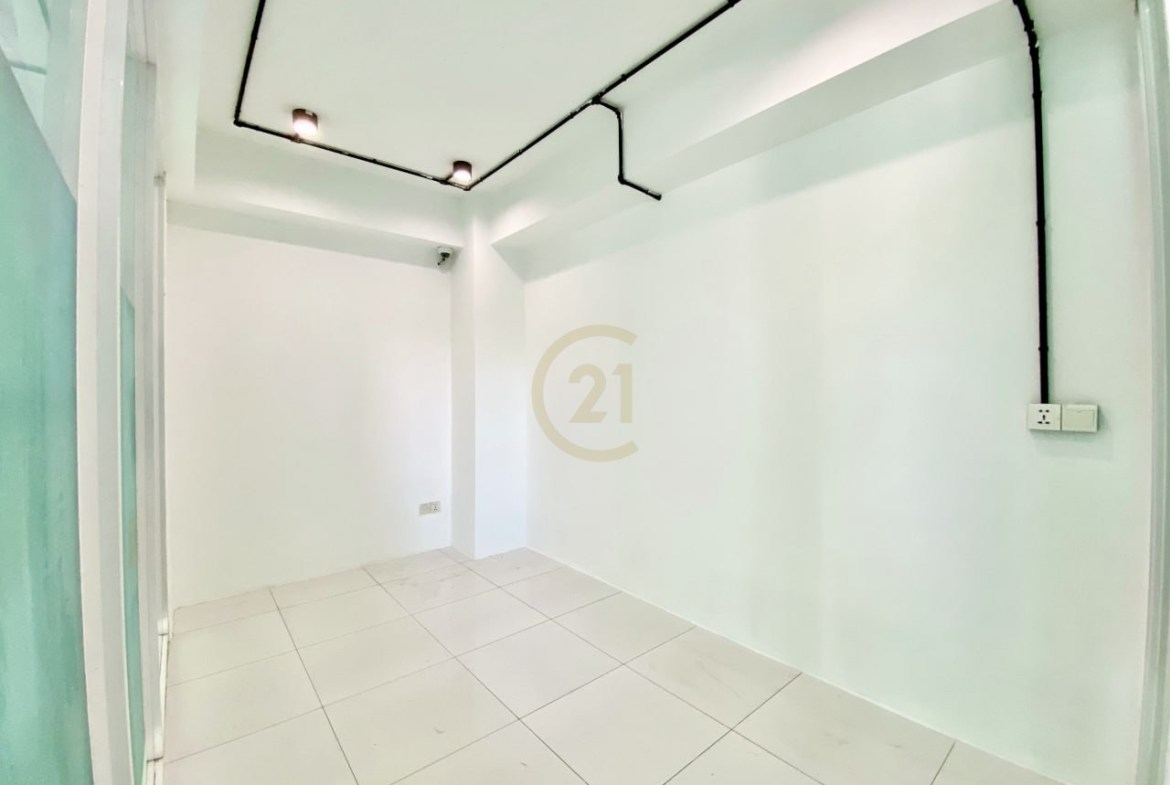 NICE OFFICE SPACE FOR RENT