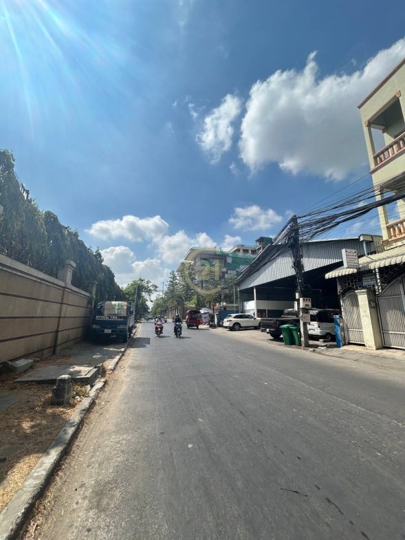 Shop House For Sale At Toul Tompung
