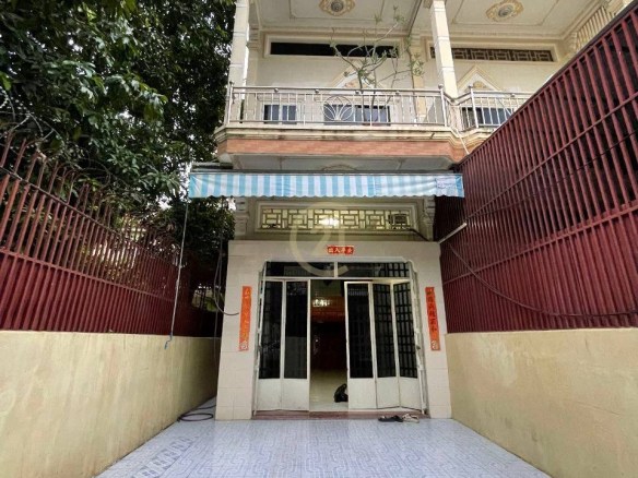 Shophouse for Sale in Toul Tompoung | 5 Bedrooms | Balcony