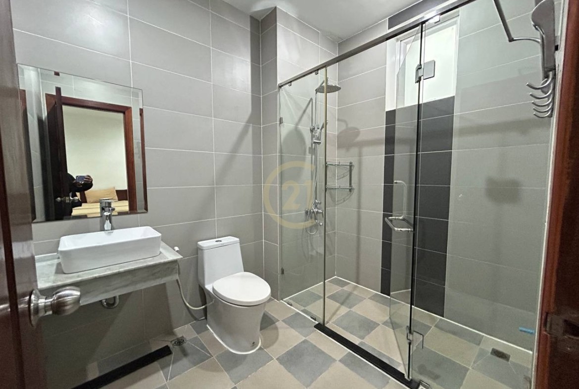 Modern 2 Bedroom for rent At Toul TomPoung