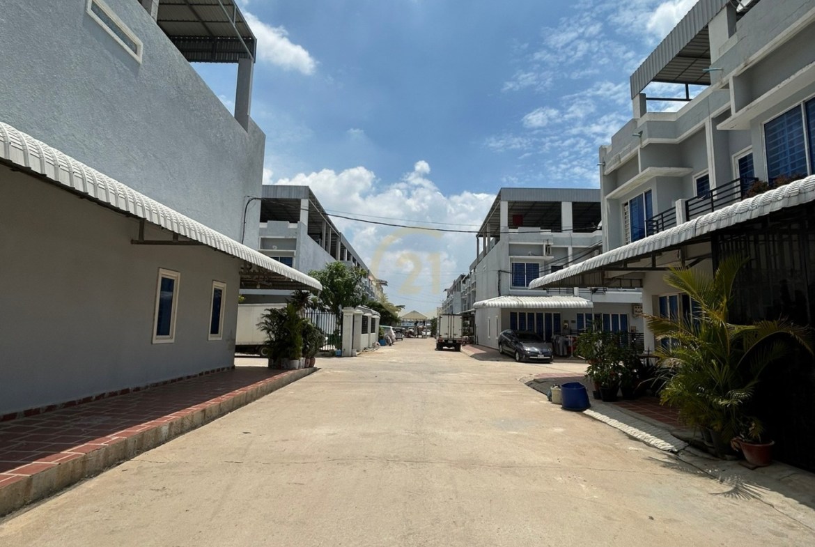 Flat House For Sale At Chaom Chau