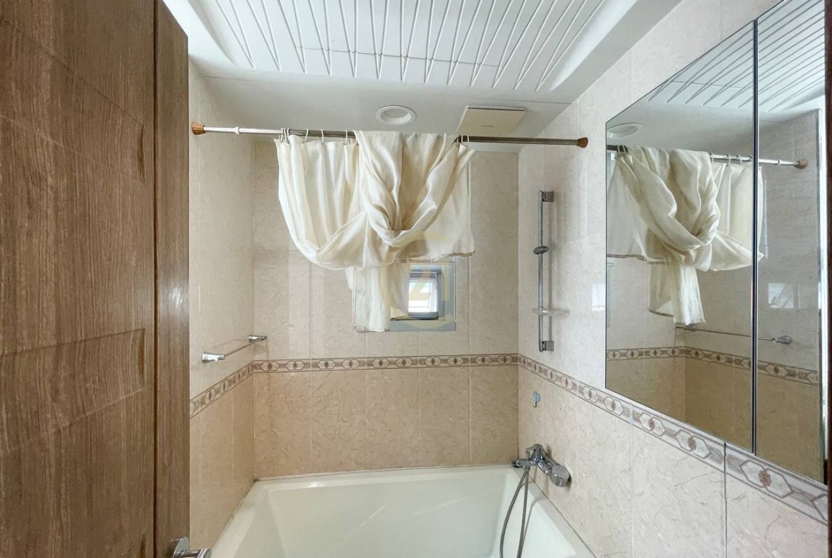 One bedroom for rent at Decastle Royal