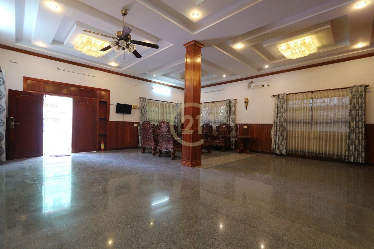 Villa For rent at Tuol Tuompung