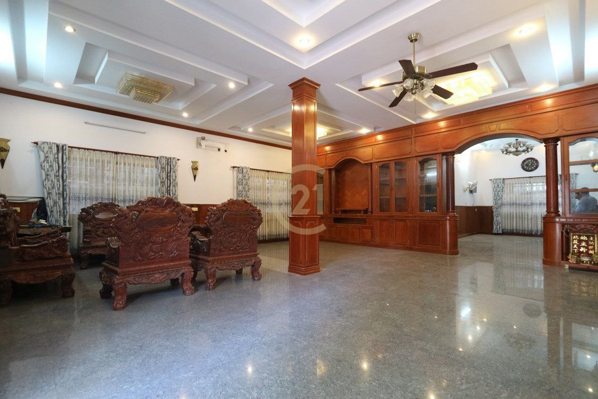 Villa For rent at Tuol Tuompung