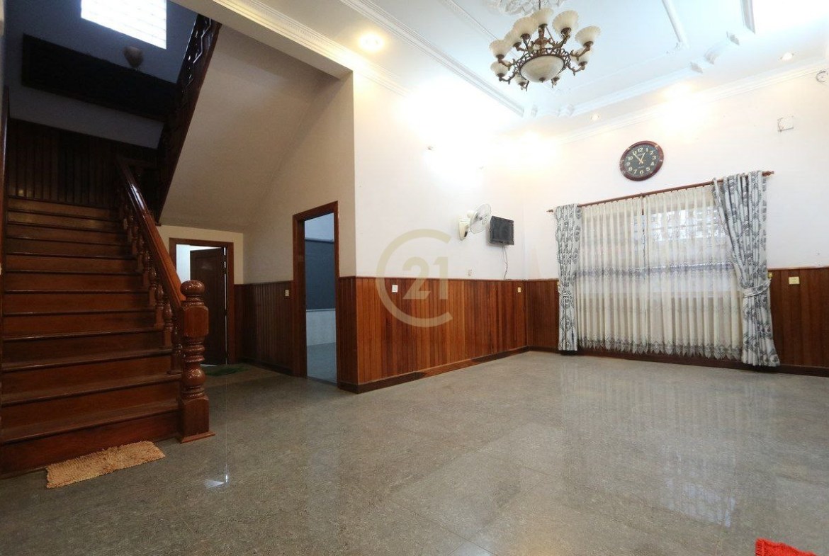 Villa For rent at Tuol Tuompung