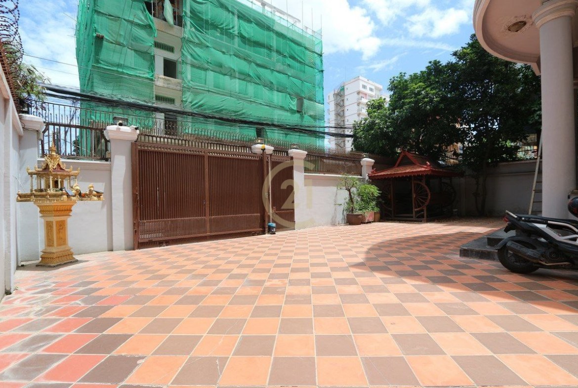 Villa For rent at Tuol Tuompung