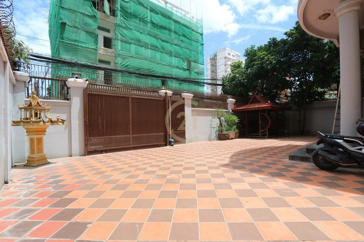 Villa For rent at Tuol Tuompung